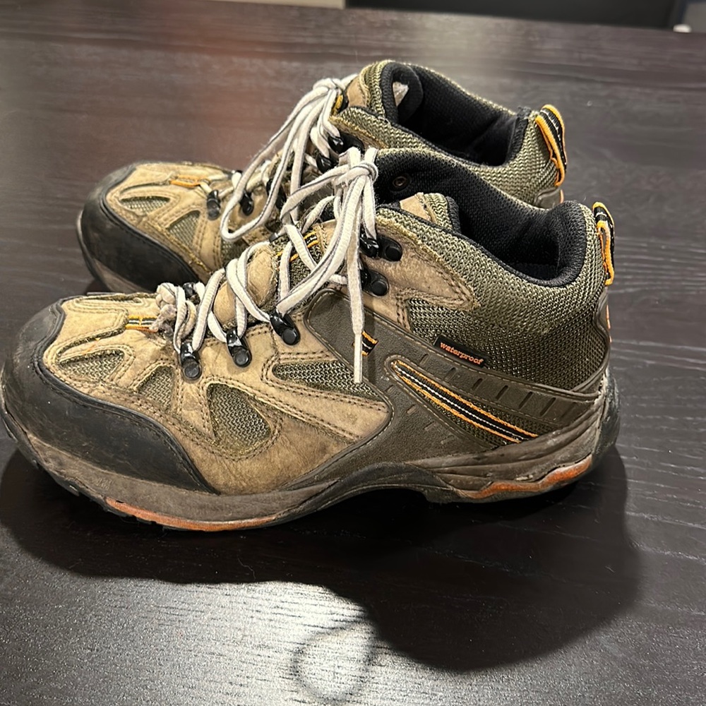 Golden Retriever Work Boots; waterproof with hard toes; men’s size 9 1/2 Wide